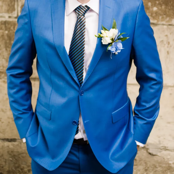 Groom preparando seu terno, casamento de gravata, os preparativos finais antes da cerimônia de casamento — Fotografia de Stock