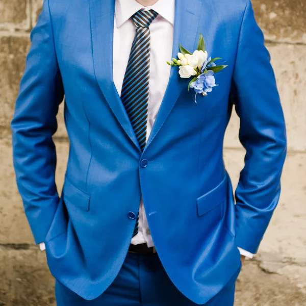 Novio preparando su traje, boda de corbata, los preparativos finales antes de la ceremonia de la boda — Foto de Stock