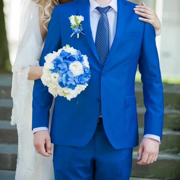 Novia abrazos novio. Ramo de boda grande . — Foto de Stock