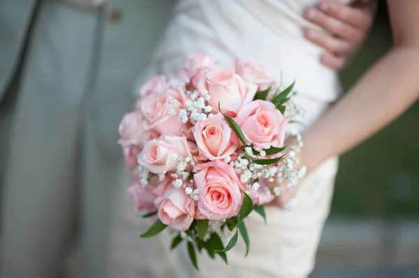 Beautiful bride with bouquet before wedding ceremony — Stock Photo, Image