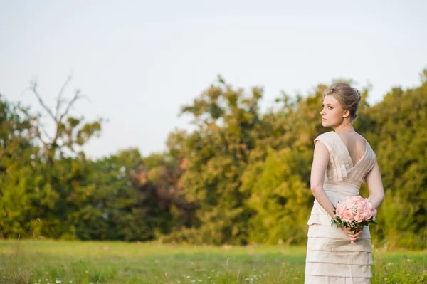 Beautiful bride with bouquet before wedding ceremony — Stock Photo, Image