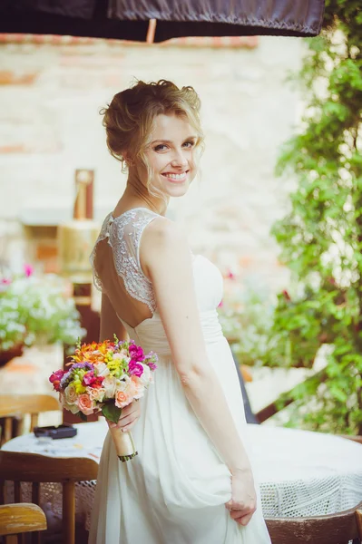 結婚式前に花束と美しい花嫁 — ストック写真
