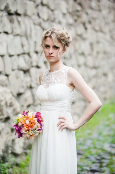 Cantik pengantin dengan karangan bunga sebelum upacara pernikahan — Stok Foto
