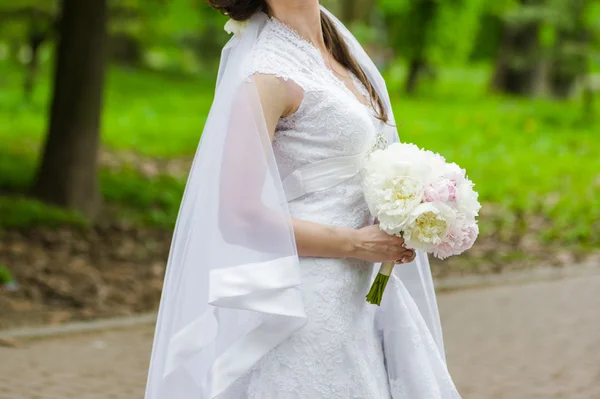 Beautiful bride with bouquet before wedding ceremony — Stock Photo, Image