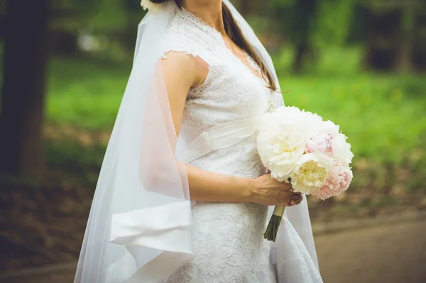 Mooie bruid met boeket voordat de ceremonie van het huwelijk — Stockfoto