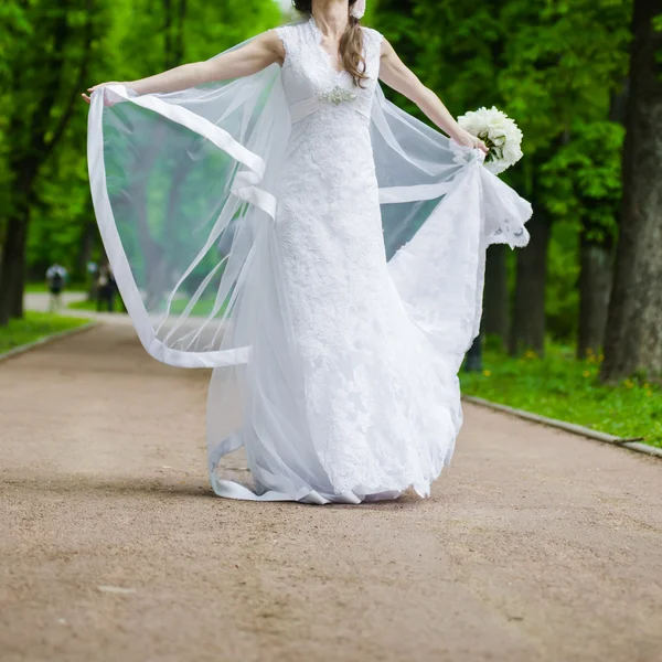 Bela noiva com buquê antes da cerimônia de casamento — Fotografia de Stock