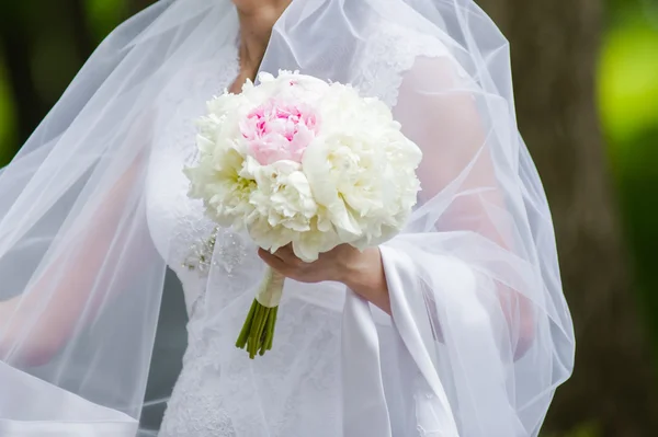 結婚式前に花束と美しい花嫁 — ストック写真