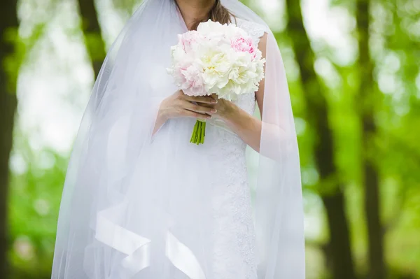 結婚式前に花束と美しい花嫁 — ストック写真