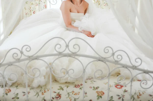 Schöne Braut im Hochzeitskleid vor der Trauung — Stockfoto