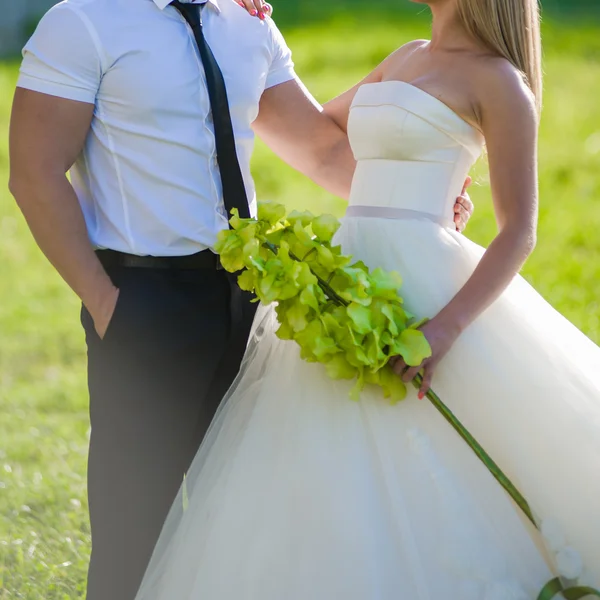 Hermosa novia con ramo antes de la ceremonia de boda — Foto de Stock