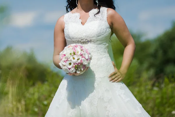 Belle mariée avec bouquet avant la cérémonie de mariage — Photo