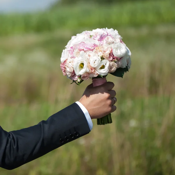 Hermosa novia con ramo antes de la ceremonia de boda — Foto de Stock