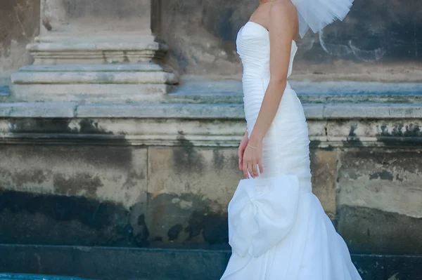 Beautiful bride in wedding dress before wedding ceremony — Stock Photo, Image