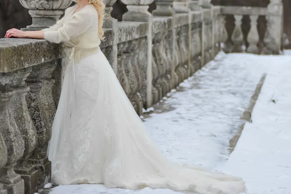 Sposa a piedi vicino al vecchio castello prima della cerimonia nuziale — Foto Stock