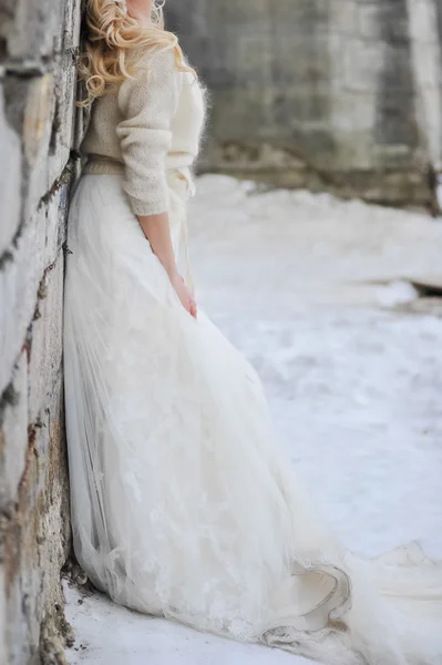 Sposa a piedi vicino al vecchio castello prima della cerimonia nuziale — Foto Stock