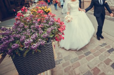 Güzel gelin buketi önce düğün töreni ile