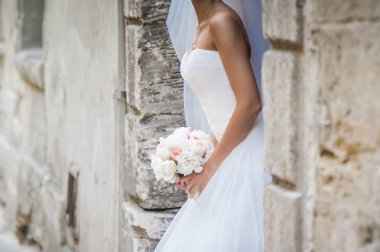 Güzel gelin buketi önce düğün töreni ile