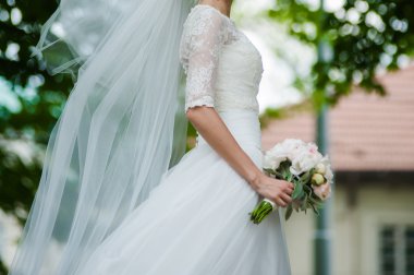 Güzel gelin buketi önce düğün töreni ile