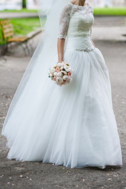 Güzel gelin buketi önce düğün töreni ile