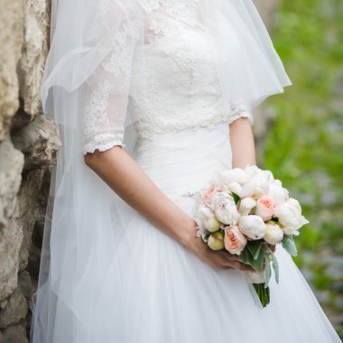 Güzel gelin buketi önce düğün töreni ile