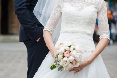 Güzel gelin buketi önce düğün töreni ile