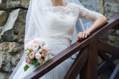 Güzel gelin buketi önce düğün töreni ile