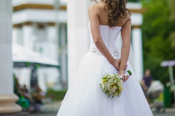 Schöne Braut mit Blumenstrauß vor der Trauung — Stockfoto