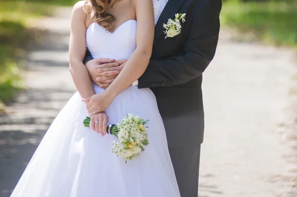 Красива наречена з букетом перед церемонією одруження — стокове фото