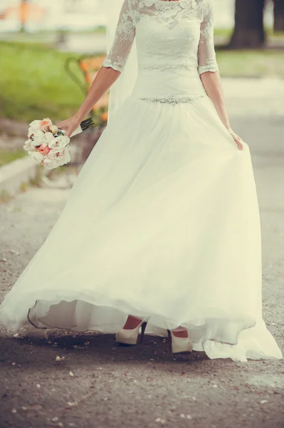 เจ้าสาวที่สวยงามพร้อมช่อดอกไม้ก่อนพิธีแต่งงาน — ภาพถ่ายสต็อก