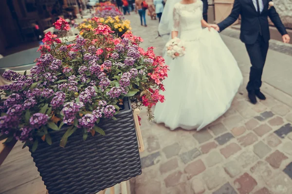 Güzel gelin buketi önce düğün töreni ile