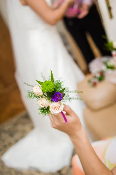 Hermosa novia con ramo antes de la ceremonia de boda —  Fotos de Stock