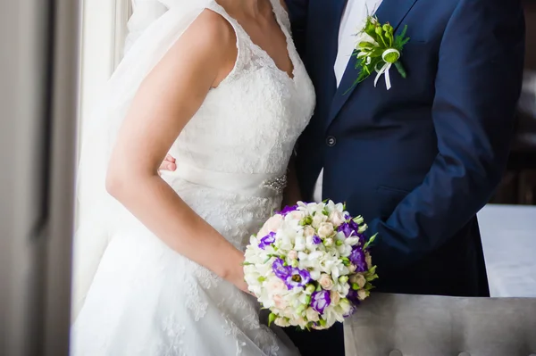 Hermosa novia con ramo antes de la ceremonia de boda — Foto de Stock