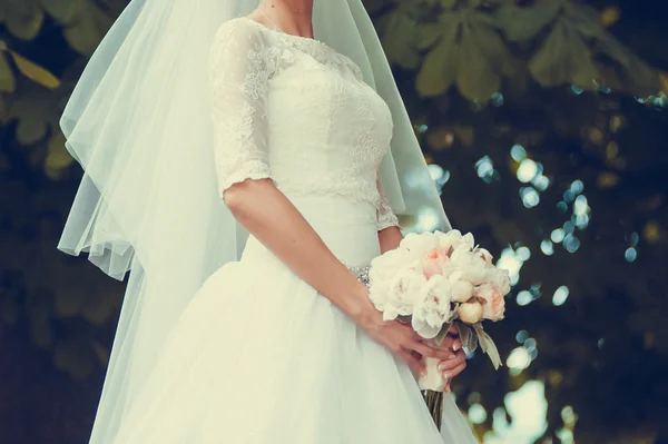 Hermosa novia con ramo antes de la ceremonia de boda — Foto de Stock