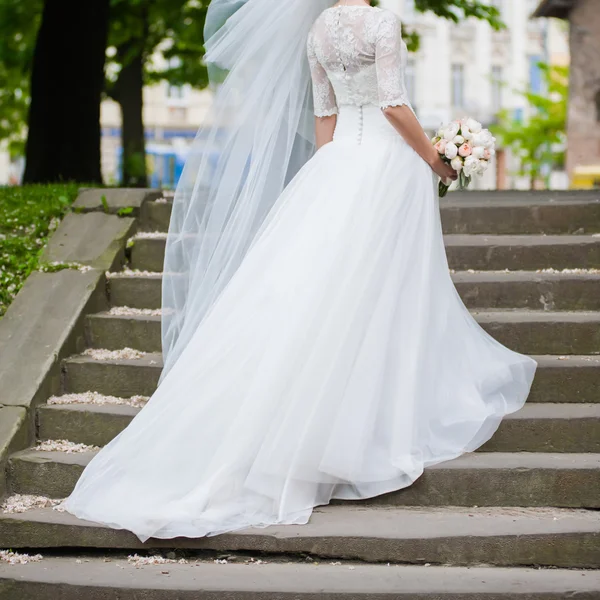 Hermosa novia con ramo antes de la ceremonia de boda — Foto de Stock