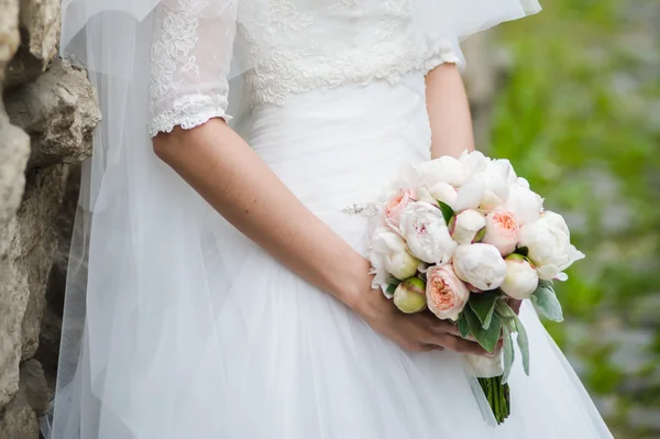 Schöne Braut mit Blumenstrauß vor der Trauung — Stockfoto