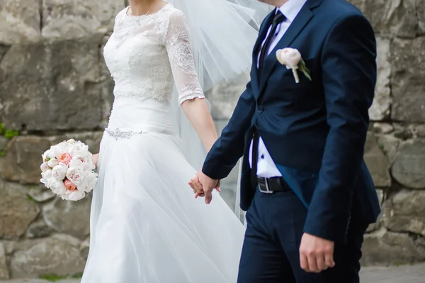 Hermosa novia con ramo antes de la ceremonia de boda — Foto de Stock