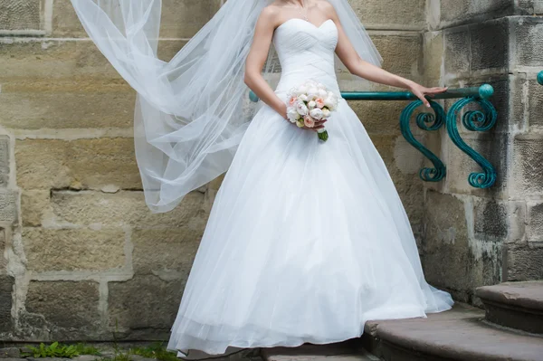 Schöne Braut mit Blumenstrauß vor der Trauung — Stockfoto