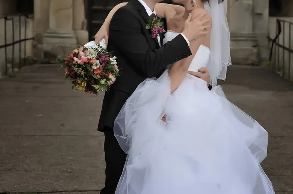 Hermosa novia con ramo antes de la ceremonia de boda —  Fotos de Stock