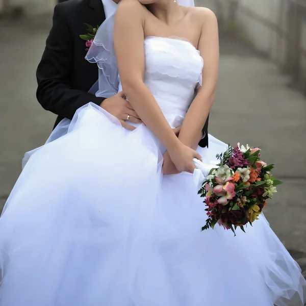 Belle mariée avec bouquet avant la cérémonie de mariage — Photo