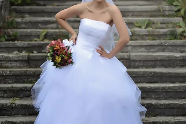 Mooie bruid met boeket voordat de ceremonie van het huwelijk — Stockfoto