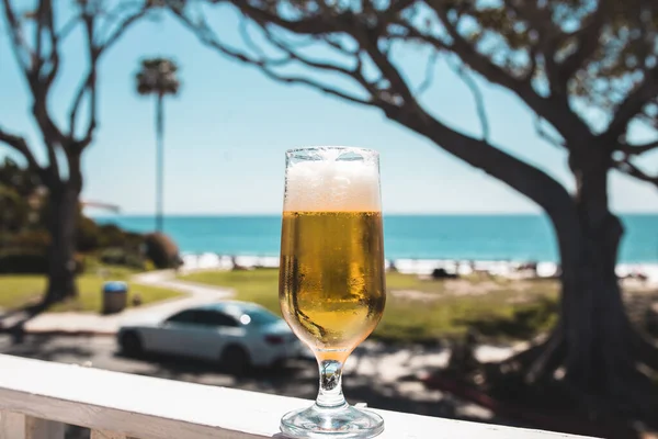 Plaj geçmişi olan soğuk bira.