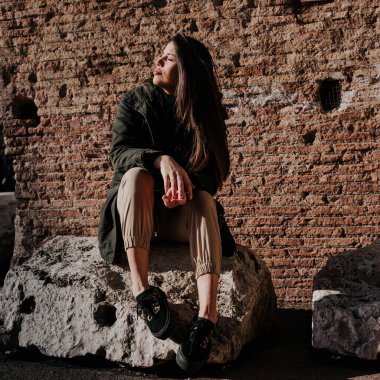 Roma 'yı gezen kız.