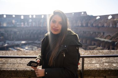 Roma 'yı gezen kız.