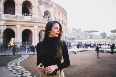 Roma 'yı gezen kız.