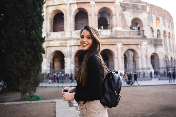 Roma 'yı gezen kız.