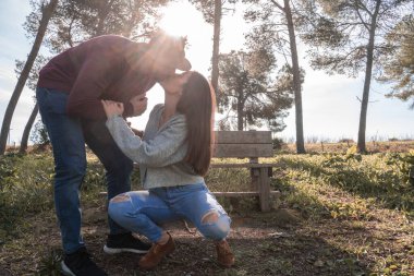 Doğanın ortasında öpüşen çift.