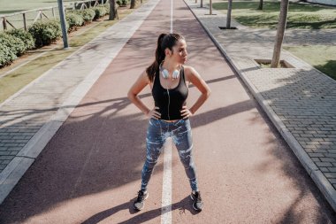 Kız koşmadan önce ısınıyor.