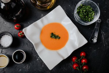 Siyah arka planda baharatlı salmorejo