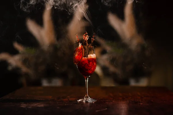 Cocktail Tavolo Legno Fiori Sullo Sfondo — Foto Stock