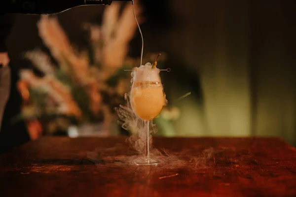 Cocktail Puinen Pöytä Kukkia Taustalla — kuvapankkivalokuva